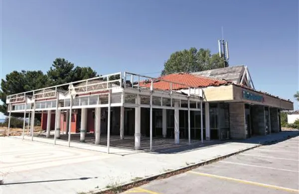 Danes ni bilo zanimanja za nakup nekdanjega Kompasovega objekta in pripadajočega zemljišča na Lazaretu, za katerega je občina postavila izklicno ceno slabih 1,3 milijona evrov