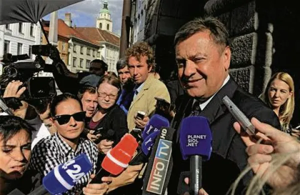 Zorana Jankovića je pred mestno hišo čakala mala vojska novinarjev