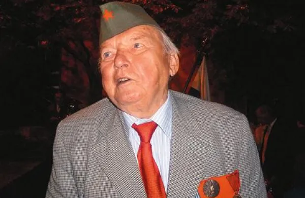 Drago Slavec z nepogrešljivo titovko na glavi je stalni gost primorskih prireditev  