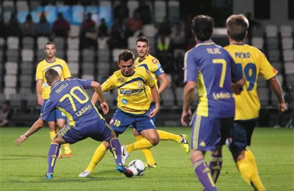 Med boljšimi v koprski vrsti je bil ofenzivni zvezni igralec Denis Popović (v sredini)