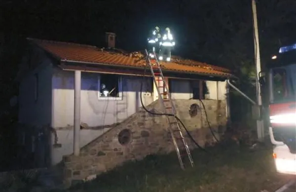 V sredo zvečer so gasilci gasili hišo pod Padno 
