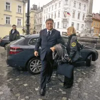 Zorana Jankovića  so včeraj zjutraj prebudili kriminalisti. Hišne preiskave, ki so jih opravili na njegovem in še na 22 naslovih,   naj bi se nanašale na gradnjo športnega parka Stožice, kriminalisti pa so med drugim preverjali sume o nezakonitem kroženju več deset milijonov evrov denarja.