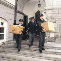 Policisti so z Magistrata in sedeža podjetja Electa odnašali dokumente in računalnike 