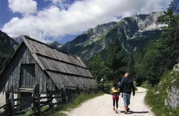 Letos si je med slovenskimi in hrvaškimi kampi največ glasov za naziv Naj kamp v kategoriji manjših kampov prislužil kamp Trenta na Soči. Fotografija je simbolična.
