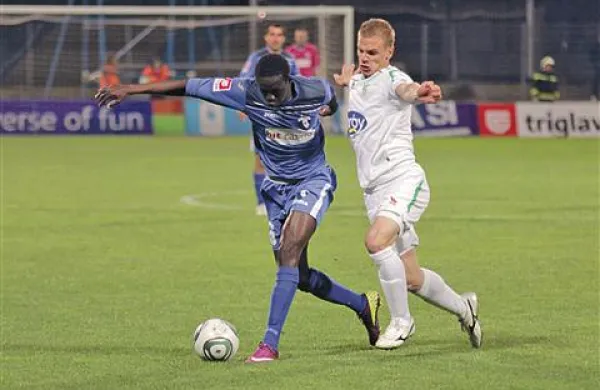Welle N'diaye (v modrem dresu) je v sredo zatresel mrežo Mure