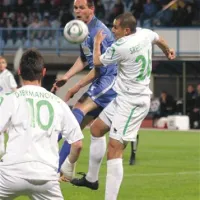 Aris Zarifović (na fotografiji v modrem dresu) bo v športnem parku nosil  dres Olimpije