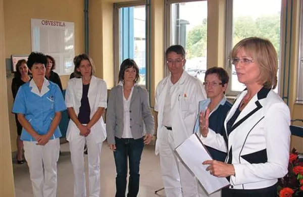 Direktorica postojnskega zdravstvenega doma dr. Irena Vatovec Progar (na fotografiji skrajno desno) je predstavila osebje dveh novih ambulant družinske medicine: (z leve) medicinska sestra Nada Hreščak,  dr. Ana Marinčič Boštjančič, medicinska sestra Lorena Gross, dr. Alojz Pavčič in medicinska sestra Boža Tušar