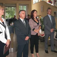 Včerajšnjega slavnostnega odprtja prenovljenih prostorov se je udeležil tudi minister za zdravje Tomaž Gantar (drugi z leve), ob njem direktorica postojnskega zdravstvenega doma dr. Irena Vatovec Progar (levo). 