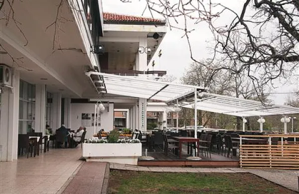 V družbi  Lipici Turizem, ki trži gostinske in turistične dejavnosti v Lipici, utegnejo zaradi slabega poslovanja nižati stroške z odpuščanjem