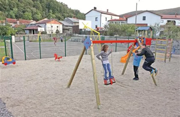 Senožejski otroci se te dni kar ne morejo dovolj veseliti novega igrišča