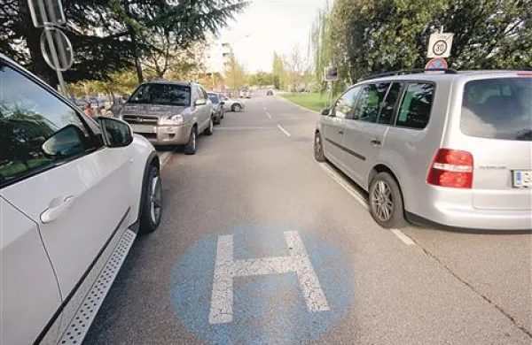 Redarji so voznike, ki nepravilno parkirajo pred bolnišnico, doslej večinoma opozarjali. Ker opozorila ne zaležejo, bodo začele padati kazni, pravi Mori. 