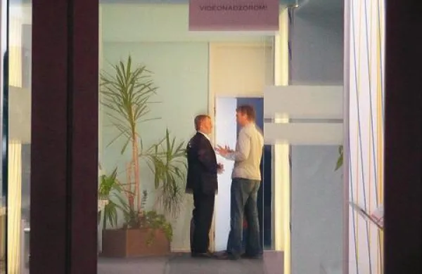 Nadzorniki se včeraj niso sestali v Luki kot običajno, ampak v prostorih Primorske gospodarske zbornice. Na fotografiji Rado Antolovič z  Mladenom Jovičićem, ki v nadzornem svetu zastopa zaposlene. 
