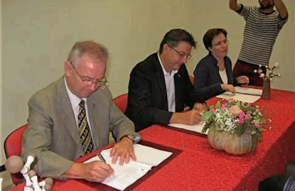 Rektor novogoriške univerze Dr.Danilo Zavrtanik in predsednik goriške pokrajine Enrico Gerghetta sta podpisala sporazum o najemu