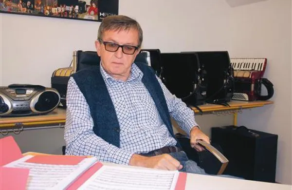Pavel Magajne v svojem cerkljanskem kabinetu glasbene šole