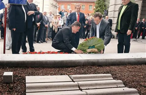 Spominsko ploščo bazoviškim junakom v Ljubljani sta odkrila  Marjan Bevk in  Milan Pahor, skupaj z  ministrom za izobraževanje, znanost, kulturo in šport Žigo Turkom, ljubljanskim županom Zoranom Jankovičem, rektorjem Univerze v Ljubljani Stanetom Pejovnikom in državnim sekretarjem za Slovence v zamejstvu in po svetu Matjažem Longarjem.