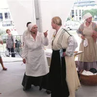 Utrinek iz skeča o kolačaricah KD Osp in folklorne skupine Mandrač
