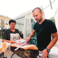Majda in Peter Patajac z brkinskim pršutom 