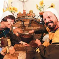 Ljuba Bagar in Aleš Šibav sta ponujala divjačinski golaž s krompirjem iz kozice