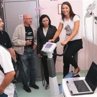 Obiskovalci so v posvetovalnici lahko preizkusili napravo, ki meri obremenitve in delovanje srca