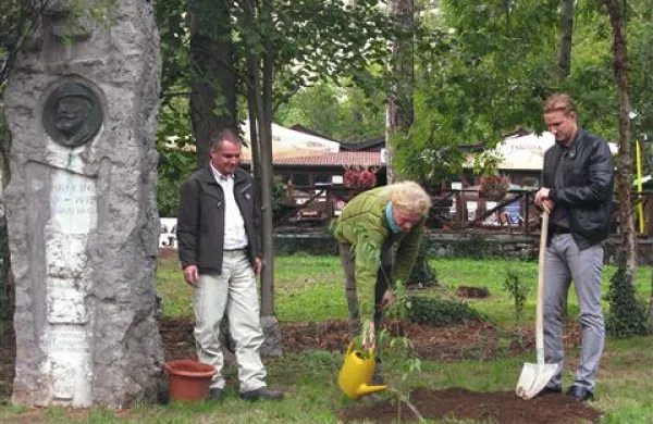 Koprivovec, simbol trdoživosti, so s skupnimi močmi posadili: Boštjan Košiček, Matjaž Kafol in Matevž Topolovec
