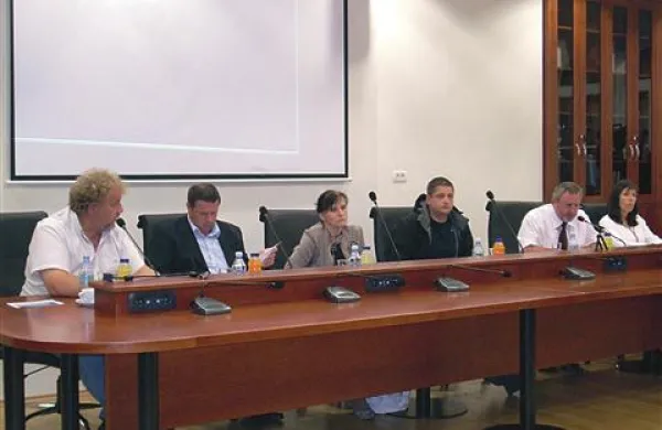Civilna iniciativa Nove Ideje in njen predstavnik Egon Zevnik (na fotografiji četrti z leve), ki se je na septembrski občinski seji v Ilirski Bistrici soočila z direktorjem bioplinarne Igorjem Zmazkom (skrajno levo), zdaj proti tej napravi uperja še peticijo