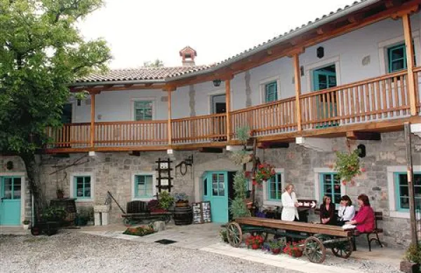 Osmice v sežanski občini so po novem ob vikendih lahko odprte do tretje ure ponoči