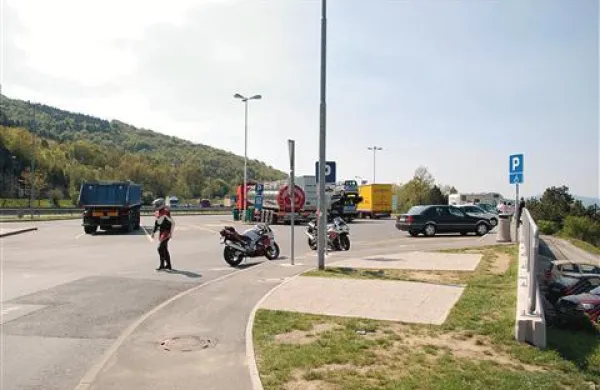Na avtocestnem počivališču Ravbarkomanda je predrzni tat, ki se je lotil Belorusa, potegnil krajši konec