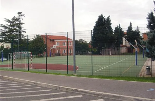 Okrog večnamenskega igrišča med športno dvorano ter stavbo Športnega in mladinskega centra Piran so postavili novo ograjo