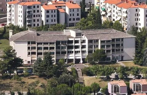 V sredo, od 10. do 11. ure, bo na območju Obalnega doma upokojencev Koper več intervencijskih vozil z modrimi lučmi in sireno, iz objekta  pa bo uhajal dim (nestrupena imitacija požara). Dostop do doma upokojencev bo v tem času zaprt.