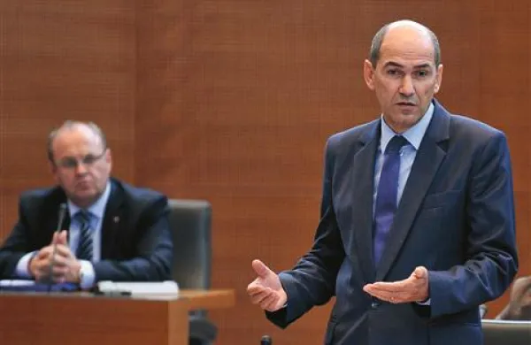 Več kot sto županov je na današnjem skupnem srečanju Skupnosti občin in Združenja občin Slovenije v Celju od predstavnikov države želelo odgovore v zvezi z zadnjimi, po njihovem alarmantnimi načrti ministrstva za finance o znižanju financiranja občin