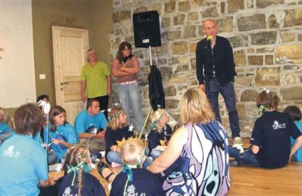 Novi prostor so sezidali s pomočjo 38.000 evrov, ki so jih   zbrali z dobrodelnim tekom Mali koraki za velik cilj, katerega  pobudnik je bil novinar Jan Golja (na fotografiji pred mikrofonom)