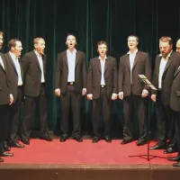 Slovenski mendoški oktet na odru dvorca Vogrsko, kjer so imeli prvi koncert na turneji po Sloveniji   