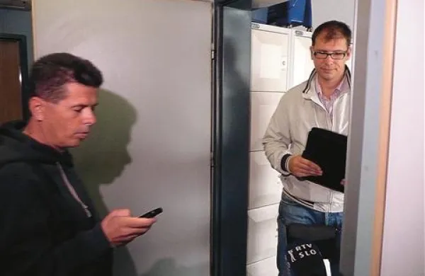Napovedana deložacija se je začela s prihodom izvršitelja k delovcem  