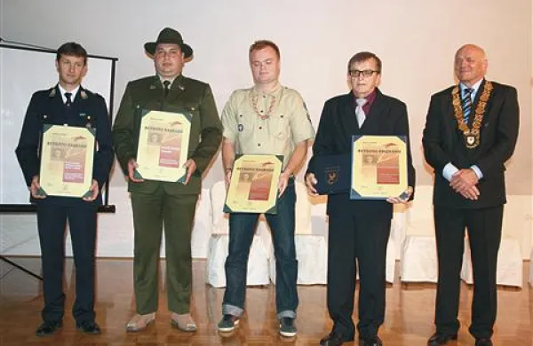 Župan Miran Ciglič je čestital  nagrajencem. Pavletu Magajnetu z glavno Bevkovo nagrado, taborniškemu rodu Aragonitnih ježkov, Lovski družini Otavnik in PGD Bukovo (na fotografiji od desne) pa s priznanji.