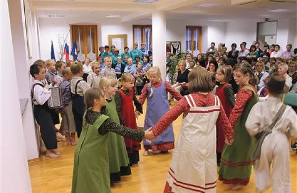 Začetek delovanja medgeneracijskega središča so pospremili z bogatim kulturnim programom vseh generacij 