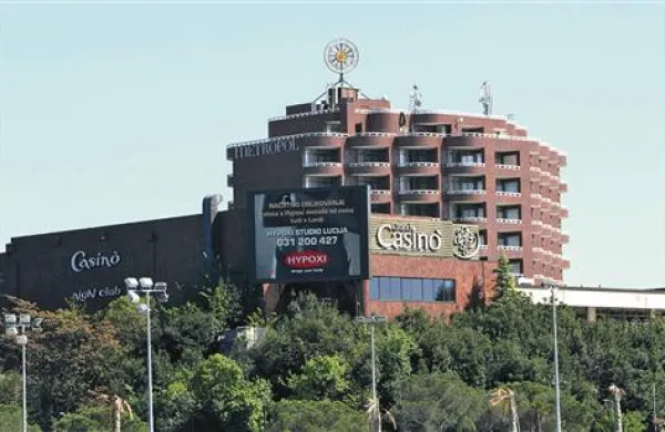 Posebni davčni urad je zaradi neplačanih obveznosti iz naslova davka od posebnih iger na srečo in koncesijskega dajatve izdal sklep o izvršbi nad nekaj več kot 300.000 evrov denarja Casinoja Portorož