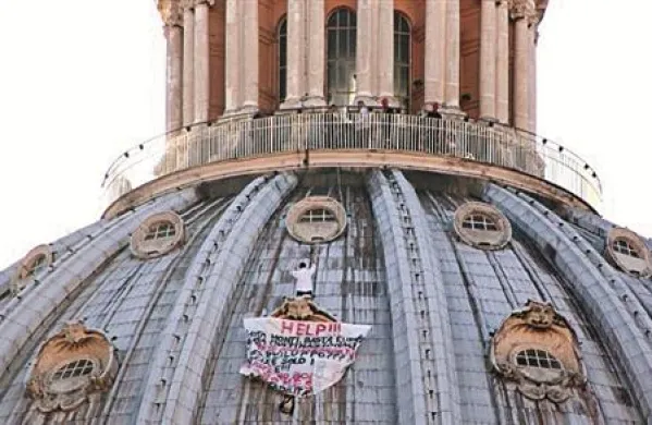 Tržaški podjetnik Marcello Di Finizio od torka protestira proti italijanskemu premierju Mario Montiju, Evropi in multinacionalkam na kupoli bazilike sv. Petra v Vatikanu