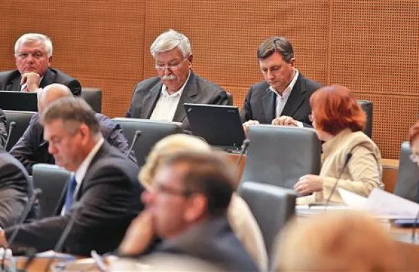 Državni zbor včeraj ni sprejel zakona o ukrepih za krepitev stabilnosti bank, saj so poslanci koalicije dopolnila vložili šele pred sejo. Poslanci bodo o tem odločali danes.