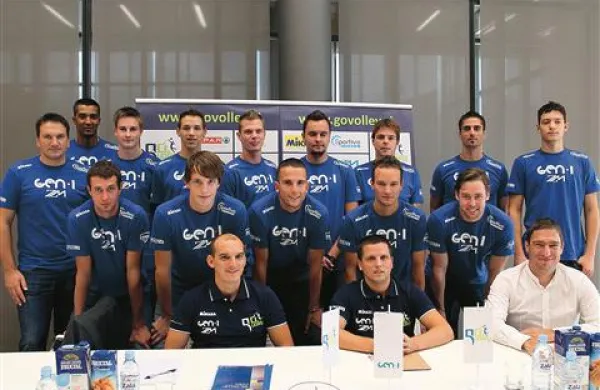 Go Volley 2012/13, z leve, prva vrsta: člani uprave Miha Mačus, Uroš Stanič, dr. Dejan Paravan; druga vrsta:  Rok Oberdank, Jani Konjedic, Dalibor Tomić, Jan Gašparin, Ciaran Mc Govern; zadnja vrsta: Samo Miklavc (pomočnik trenerja), Israel Dos Santos, Daniel Filiputti, Matic Vrtovec, Alan Vidmar, Darijo Savičić, Aljoša Orel, Jasmin Čuturič (trener),   Miha Bregar.