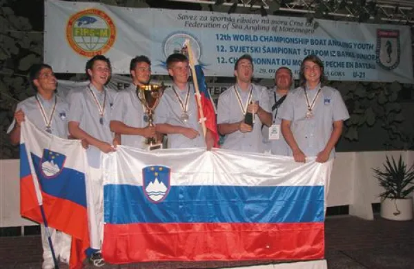 Slovenska reprezentanca pod vodstvom trenerja Klavdija Veldina in kapetana Marka Kočarja je s precejšnjim primorskim zastopstvom zmagala tako v ekipni konkurenci kot med posamezniki 