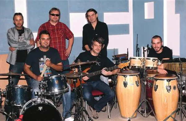 Avtomobili v 30. letu: (z leve) bobnar David Morgan, kitarist Boštjan Andrejc - Buši, klaviaturist Mirko Vuksanović, pevec Marko Vuksanović, basist David Šuligoj  in gost,   tolkalec Rok Škarabot