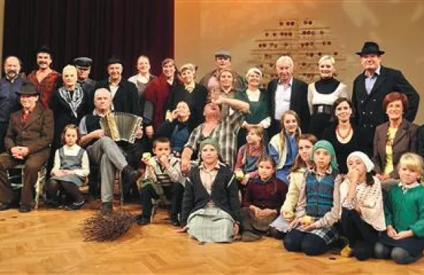 Primorska izbranka, bistriška folklorna skupina Gradina, na državnem srečanju folklornih skupin v Mariboru 