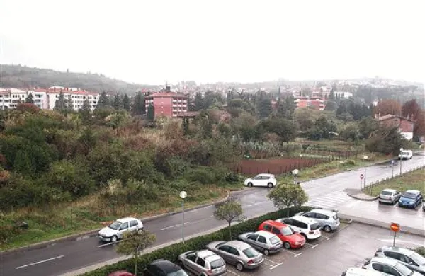 Bo kdo za območje med  hotelom Delfin in hotelskim kompleksom San Simon Resort pripravljen odšteti  deset milijonov evrov ali več? 