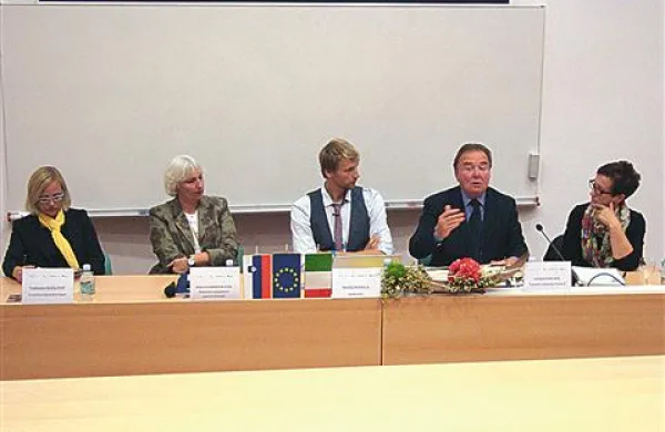 Svoje poglede na povezovanje v turizmu so soočili Mojca Paternoster Stich (vodja sektorja za turizem na Ministrstvu za gospodarski razvoj in tehnologijo), Tamara Kozlovič (vodja Turistične organizacije Koper), Jadran Furlanič (direktor Turističnega združenja Portorož) in Marija Turk iz Razvojnega društva Pliska. Dogodka sta se udeležila tudi dekan UP FTŠ Turistica Anton Gosar in Meira Hot, podžupanja Občine Piran