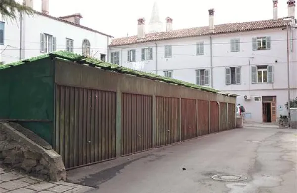V  Kopru sistematično rušijo na črno zgrajene garaže in ulične lope, ki s svojim neurejenim videzom kazijo okolico