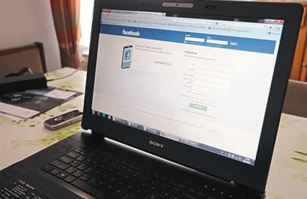 Spletno družbeno omrežje Facebook ima milijardo uporabnikov, so danes sporočili iz družbe