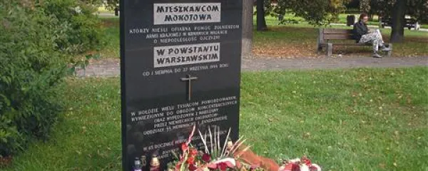 Prav na nobenem spomeniku v Varšavi ni videti peterokrake zvezde