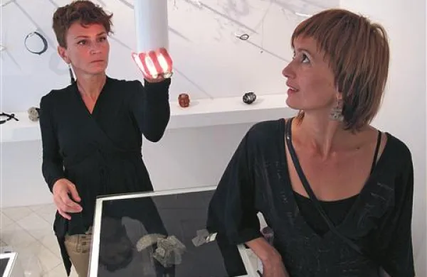 Rosanna Raljević Ceglar in Sandra Kocjančič bosta v galeriji Taktil prostor namenjali sodobnemu nakitu 