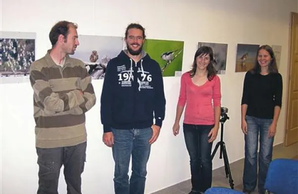 Mladi ornitologi iz Društva za opazovanje in proučevanje ptic -   Tanja Šumrada, Petra Hladnik (na fotografiji z desne), Miha Krofel (skrajno levo) in Tomaž Remžgar so obiskovalcem natrosili  nekaj zanimivih informacij o pticah na Postojnskem