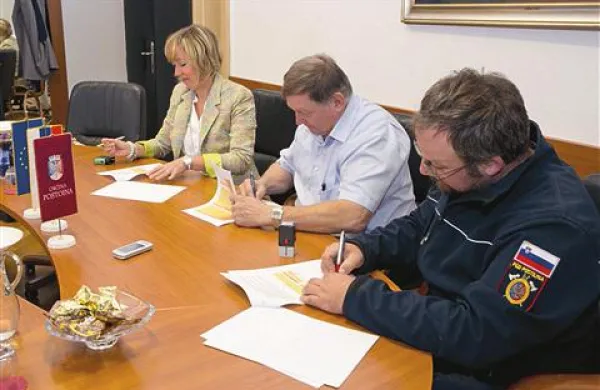 Župan Jernej Verbič (na fotografiji v sredini) je s podpredsednikom postojnskega prostovoljnega gasilskega društva Andrejem Perkom (desno) in direktorico podjetja Vebo Marjetko Geržina podpisal pogodbo za nabavo novega gasilskega vozila,  199.480 evrov vredne avtocisterne
